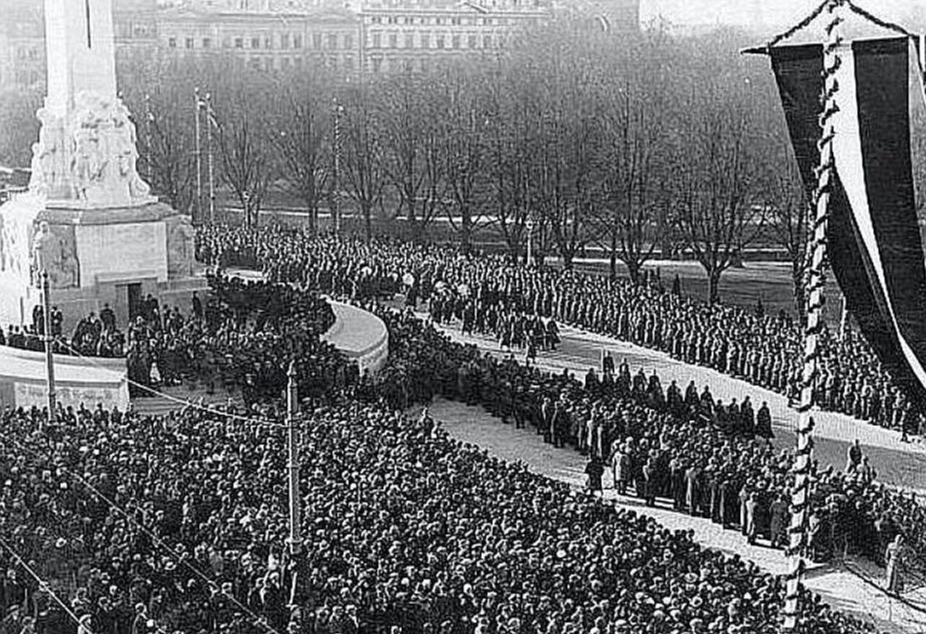 Brīvības pieminekļa atklāšana 1935. gada 18. novembrī.