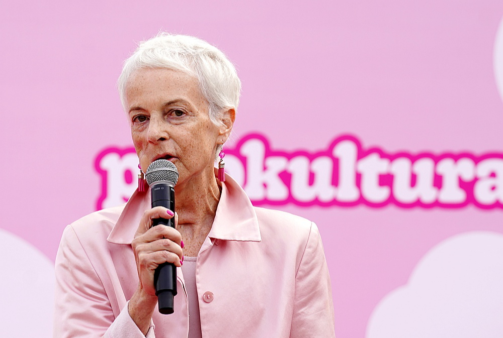 "Vēzis un krūšu veselība Latvijā daudziem joprojām ir tabu, un fonds nolēma, ka šī attieksme ir jāmaina. Aizsākām jaunu kustību "Pupkultūra"," stāsta Zinta Uskale. Attēlā: Z. Uskale krūšu veselības mēnesim veltītajā pasākumā pagājušā gada rudenī.