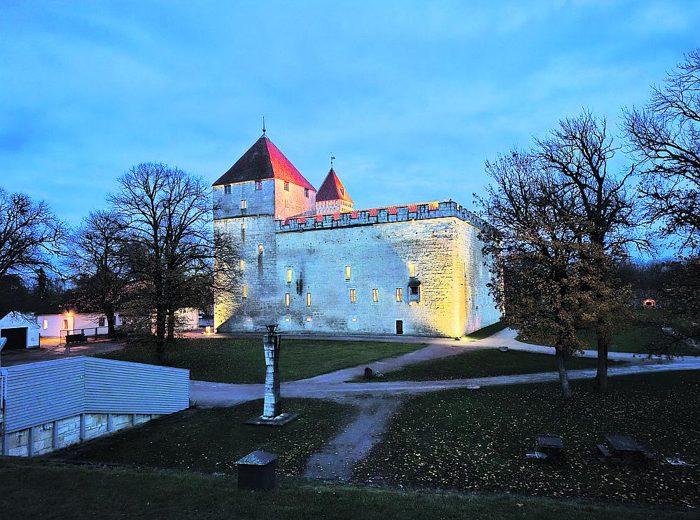 Kuresāres pils – cietoksnis vakara gaismās.