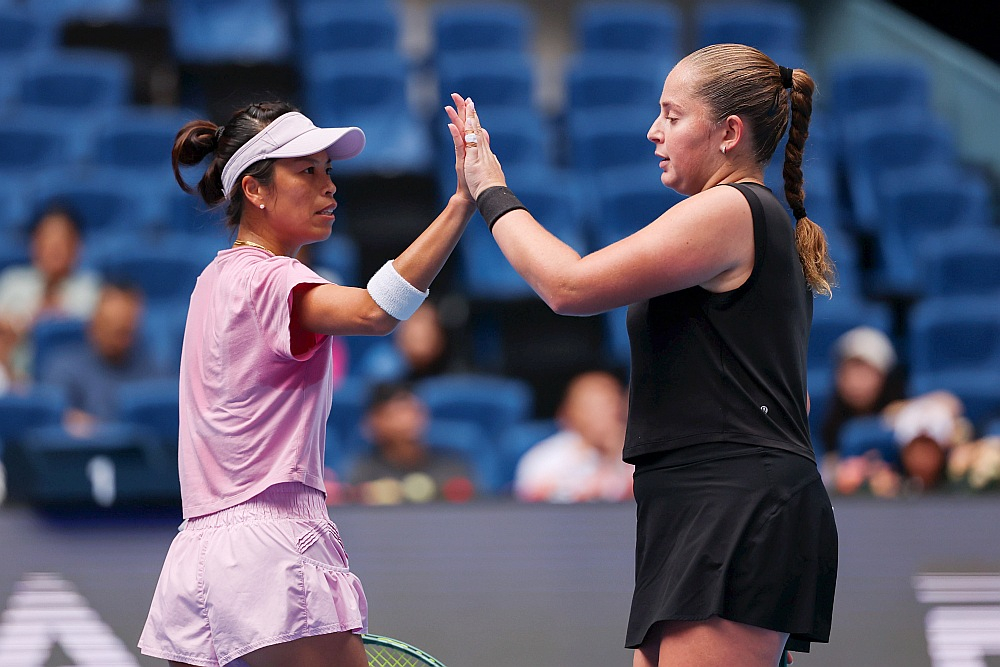 Aļona Ostapenko (no labās) kopā ar augumā smalko taivānieti Suveju Sje šogad spēlēja Austrālijas un Vimbldonas čempionātu finālos. Rīdziniece dubultspēlēs naudas balvās šogad nopelnīja gandrīz miljonu ASV dolāru.