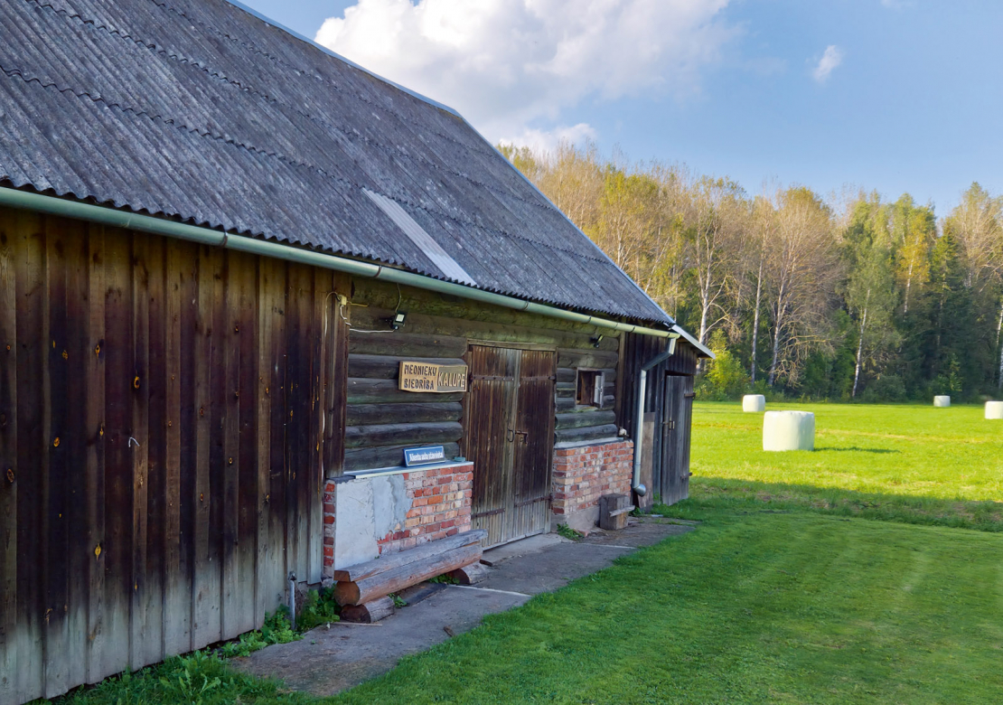 Mednieku māja iekārtota saimniecības ēkā.