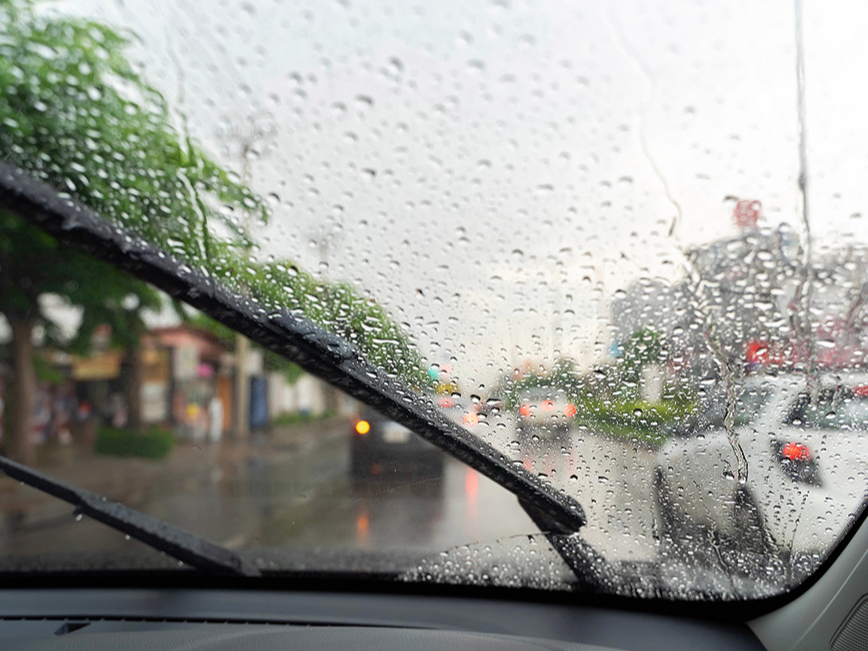 Līdzekli izmanto redzamības uzlabošanai lietū.