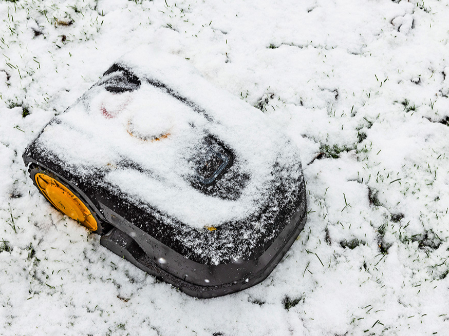 Zālespļāvēju robotu ziemā uzglabā iekštelpās.