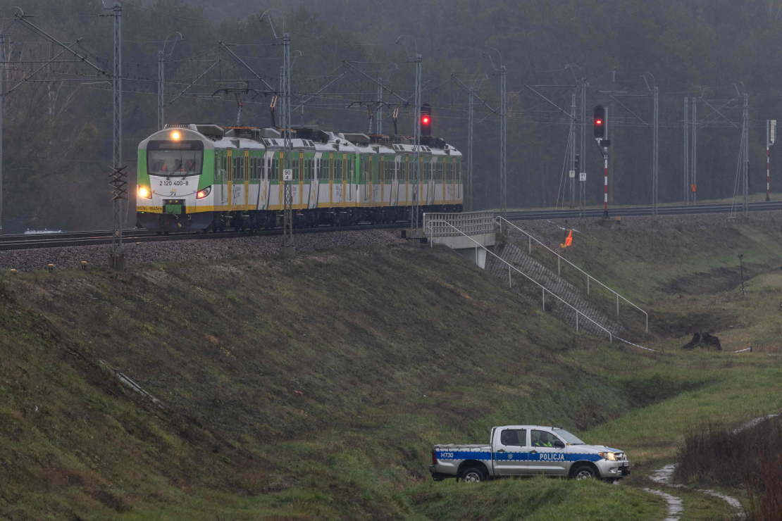 2025. gada 17. novembrī pie Mika ciema netālu no Garvolinas, Centrālajā Polijā, pie dzelzceļa sliedēm, kas sprādzienā tika bojātas, redzama policijas automašīna. Dzelzceļa posms, iespējams, bijis mērķtiecīgas sabotāžas objekts. Polijas premjerministrs Donalds Tusks 2025. gada 17. novembrī paziņoja, ka sprādziens, kurā bojāta dzelzceļa līnija uz Polijas tuvāko sabiedroto Ukrainu, ir “bezprecedenta sabotāžas gadījums”. Bojājumi, kurus iestādes konstatēja svētdien, 16. novembrī, esot tieši vērsti pret “Polijas valsts un tās civiliedzīvotāju drošību”, Tusks rakstīja platformā X. Sprādziens noticis uz līnijas, kas savieno Varšavu ar Ļubļinu un turpinās tālāk uz Ukrainu."