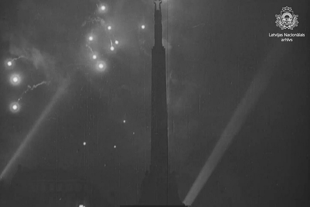 Padomju Artilērijas dienas salūts 1946. gadā. Kadrs no kinožurnāla "Padomju Latvija".