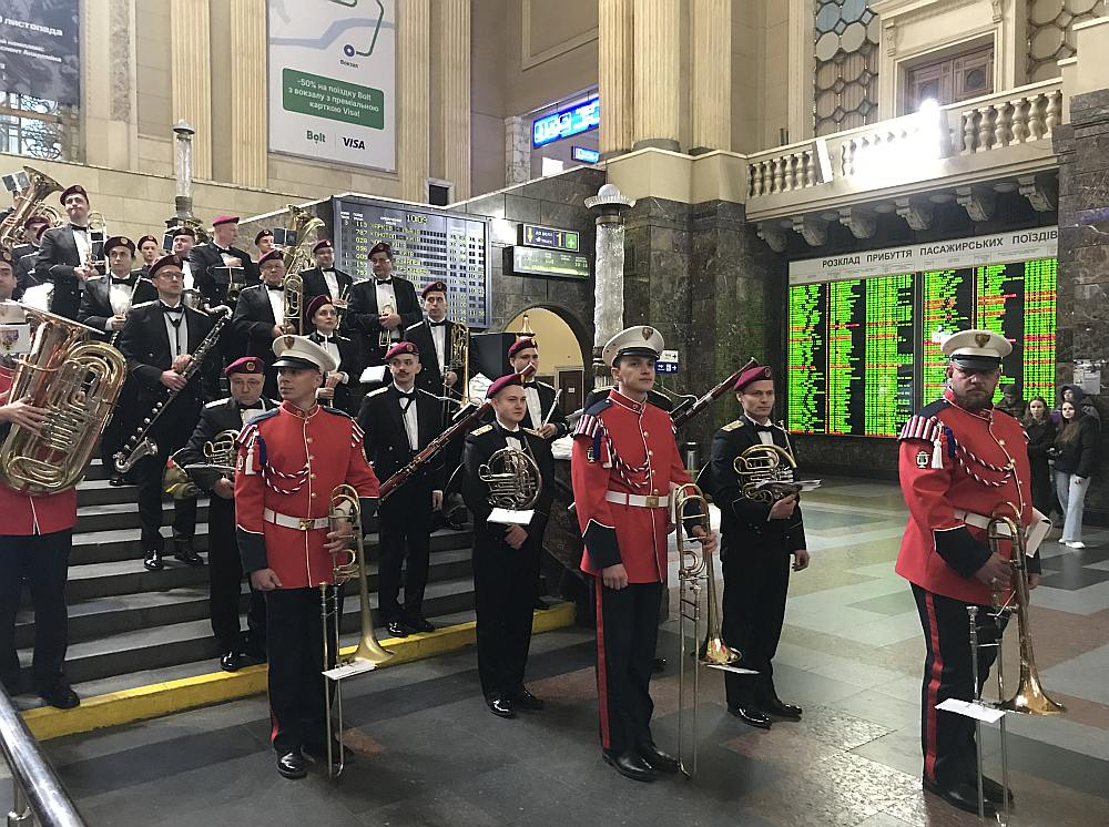 Kijivas centrālajā dzelzceļa stacijā Prāgas orķestris kopā ar Ukrainas prezidenta orķestri par godu 1989. gada Čehoslovākijas Samta revolūcijas gadadienai nospēlēja abu valstu un Eiropas Savienības himnas.