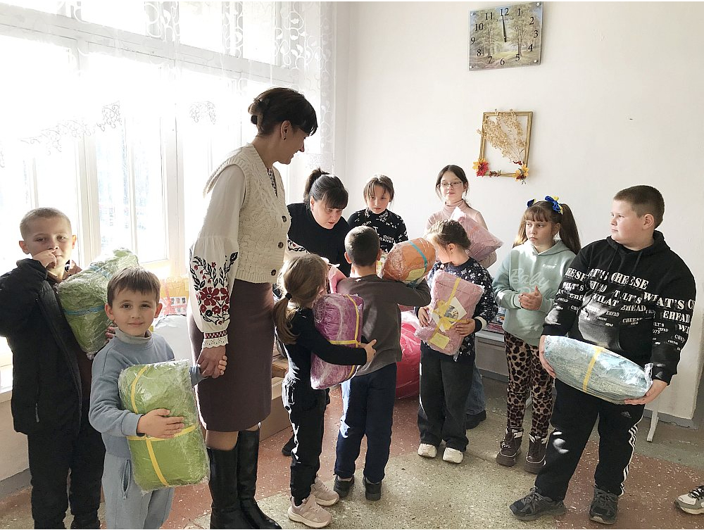 Maļiņivkas pamatskolas bērni saņēmuši dāvanas, ko sagādāja ziedotāji no Latvijas.