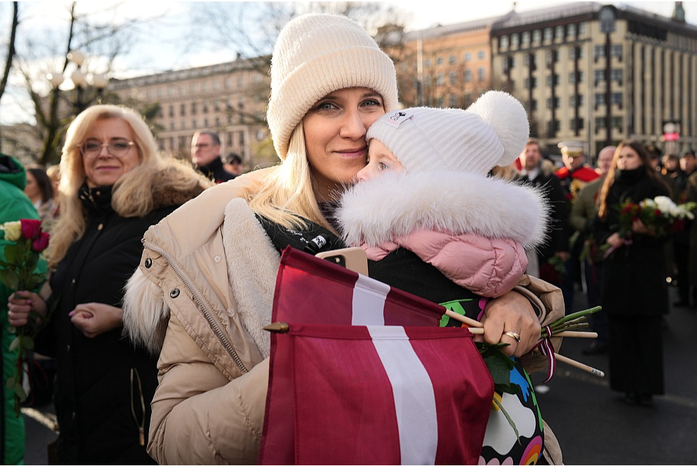 Rīdzinieki un galvaspilsētas viesi valsts svētkos pulcējās pie Brīvības pieminekļa un krastmalā, vērojot parādi.
