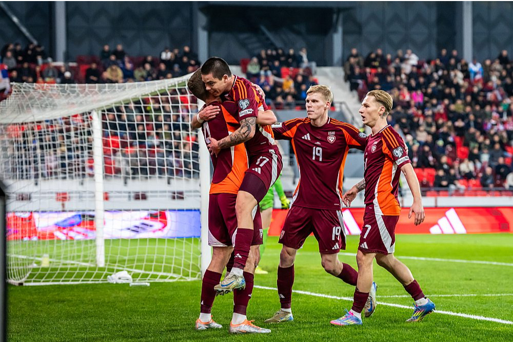 Par Vladislava Gutkovska vārtu guvumu pret Serbiju priecājas rezultatīvās piespēles autors Lūkass Vapne, un komandas biedrus sveikt steidz arī Maksims Toņiševs ar Eduardu Dašķeviču.