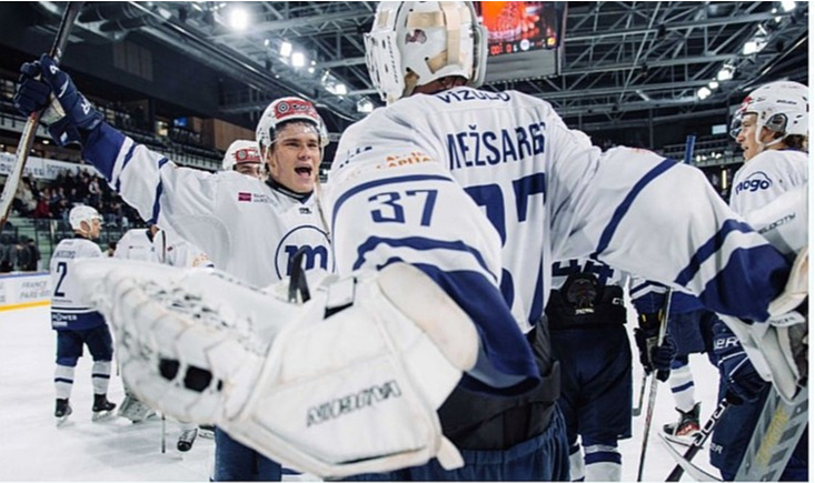 "Mogo/RSU" spēlētāji ar uzvaru apsveic komandas vārtsargu Kārli Mežsargu.