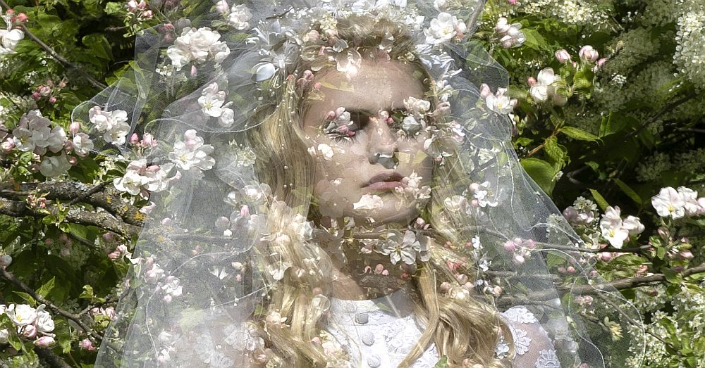 JRT izrāde "Ābeļziedi upē" veidota, klausoties Zaķusalas kādreizējo iedzīvotāju atmiņās un skatoties senajās fotogrāfijās.