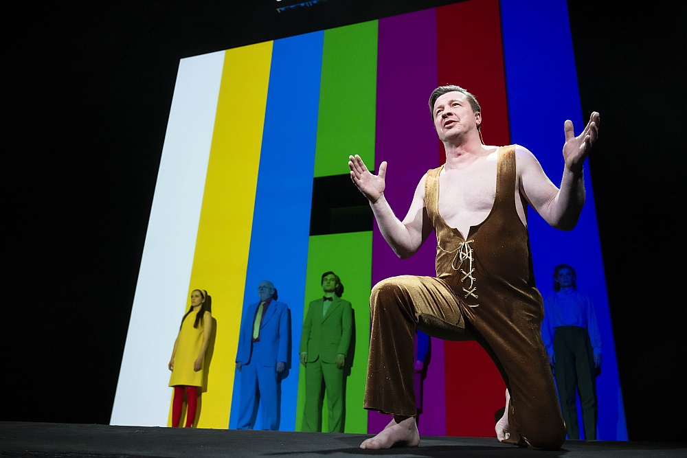 Egons Dombrovskis par Hovarda Bīla lomu Matīsa Kažas izrādē "Nacionālais kanāls" ir izvirzīts Gada aktiera titulam, bet iestudējums ir nominēts kā Gada lielās formas izrāde. Agnese Budovska par Diānas Kristensenas lomu šajā izrādē ir nosaukta kā Gada aktrise otrā plāna lomā, Reinis Dzudzilo – kā Gada scenogrāfs un Krista Vindberga (Dzudzilo) – kā Gada kostīmu māksliniece. Režisors Matīss Kaža par šo izrādi ir nominēts kā Gada režisors.