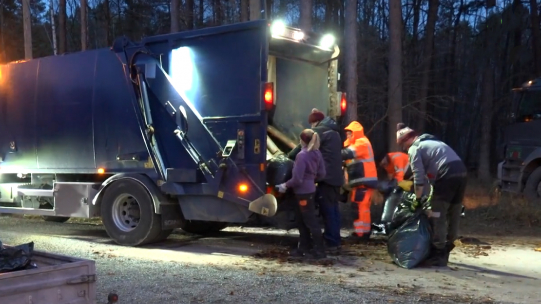 Lapu nodošanas punktā sastaptie iedzīvotāji atzīst, ka pirms siet ciet maisus cenšas tos rūpīgi pārbaudīt, lai gliemežu tur nebūtu.