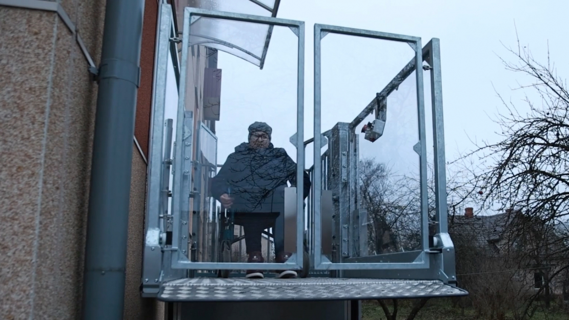 Pateicoties jaunajam pacēlājam, Gulbenes iedzīvotāja Mārīte beidzot var iziet no mājas saviem spēkiem. 