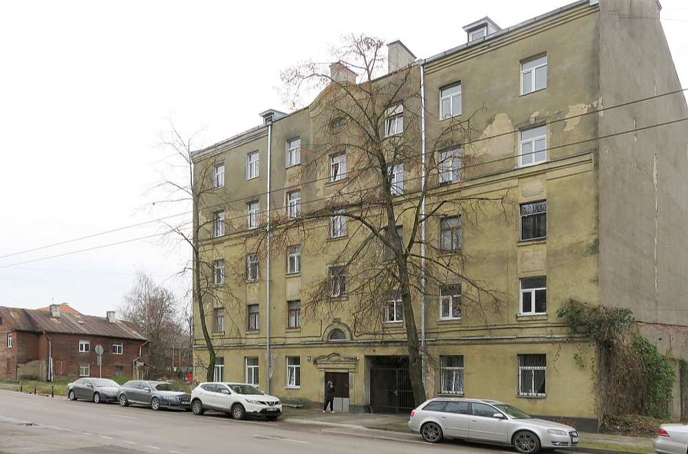 Māja Rīgā, Kalna ielā, no kuras nokrita lāsteka.