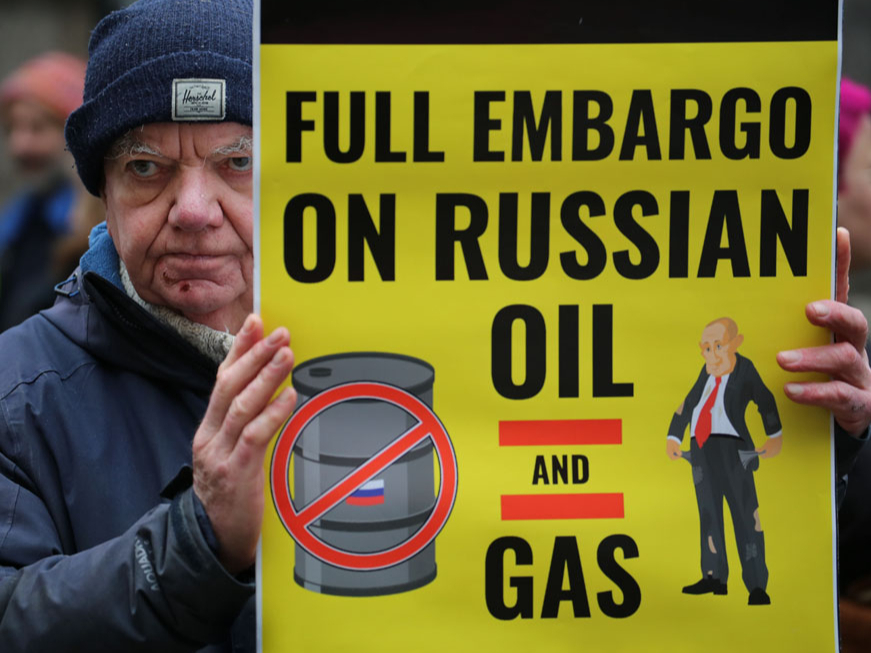 Putina režīmam galvenais ienākumu avots ir naftas un gāzes eksports, kas palīdz turpināt karu Ukrainā. Protestētāja plakāts aicina pilnībā atteikties no Krievijas naftas un gāzes.