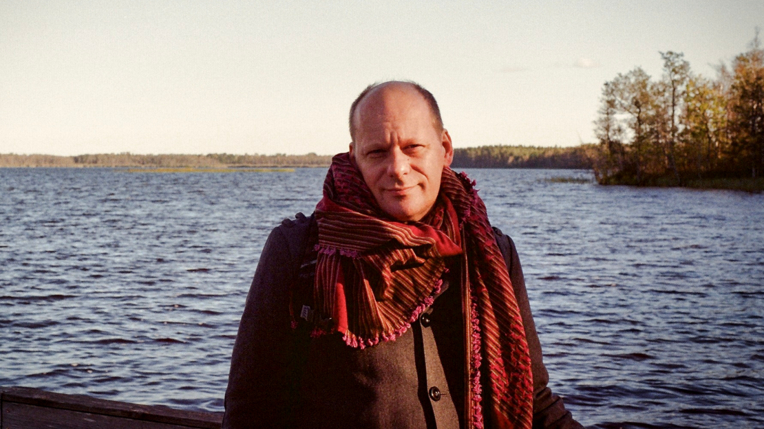 Valodnieks, tulkotājs Snorre Karkonens Svensons.