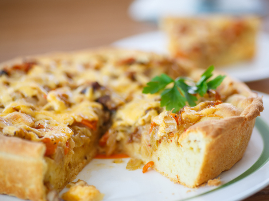 Pīrāgs ar skābu kāpostu pildījumu.