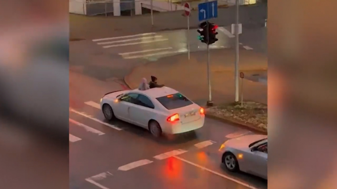 Redzams, ka bērniem pa lūkām atļauts piecelties kājās, kas, protams, ir kategoriski aizliegts.