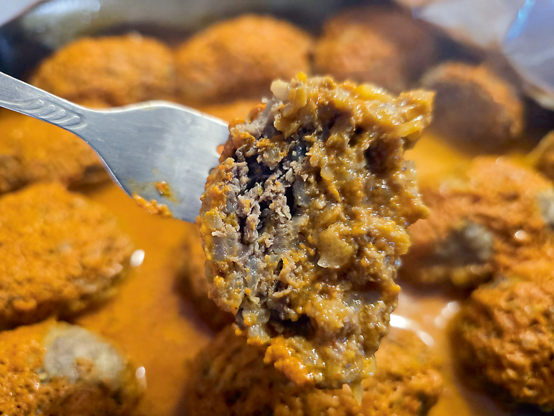 Slinkie stirnas tīteņiceptu tomātu un paprikas mērcē.