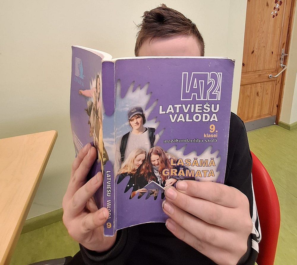 Jaunieši uzskata, ka komunicēt valsts valodā ārpus skolas ir pat svarīgāk nekā tas, ko māca latviešu valodas stundās, kur var apgūt tikai pamatus un gramatiku.