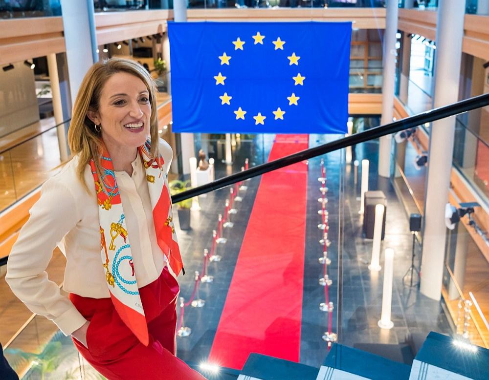 "Šajā Eiropas Parlamentā par savu misiju esam izvirzījuši pārraut tā sauktos Briseles un Strasbūras burbuļus un tuvināt Eiropu cilvēkiem, kurus mēs pārstāvam," atklājot pirmo ES Parlamentārās demokrātijas forumu, uzsvēra EP priekšsēdētāja Roberta Metsola.