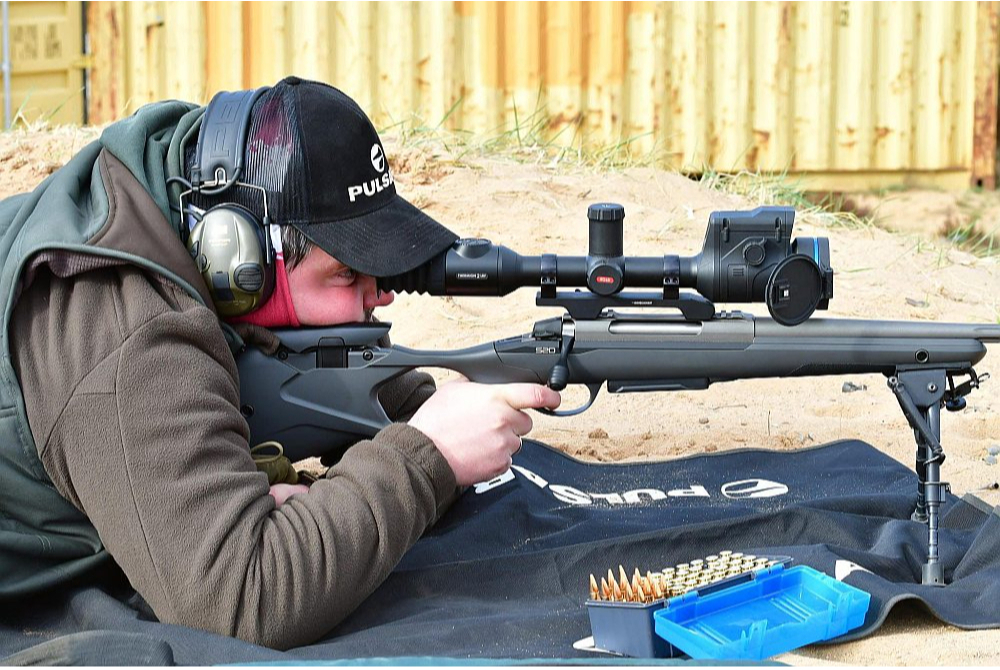 Lai arī medībās termālo tēmēkli Mārtiņš nelieto, to ir interesanti izmēģināt šautuvē.