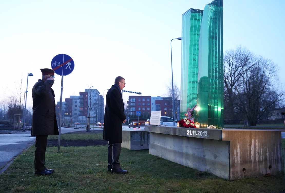 21.11.2025. Valsts prezidents Edgars Rinkēvičs apmeklē Zolitūdes traģēdijā bojāgājušo piemiņas vietu. 