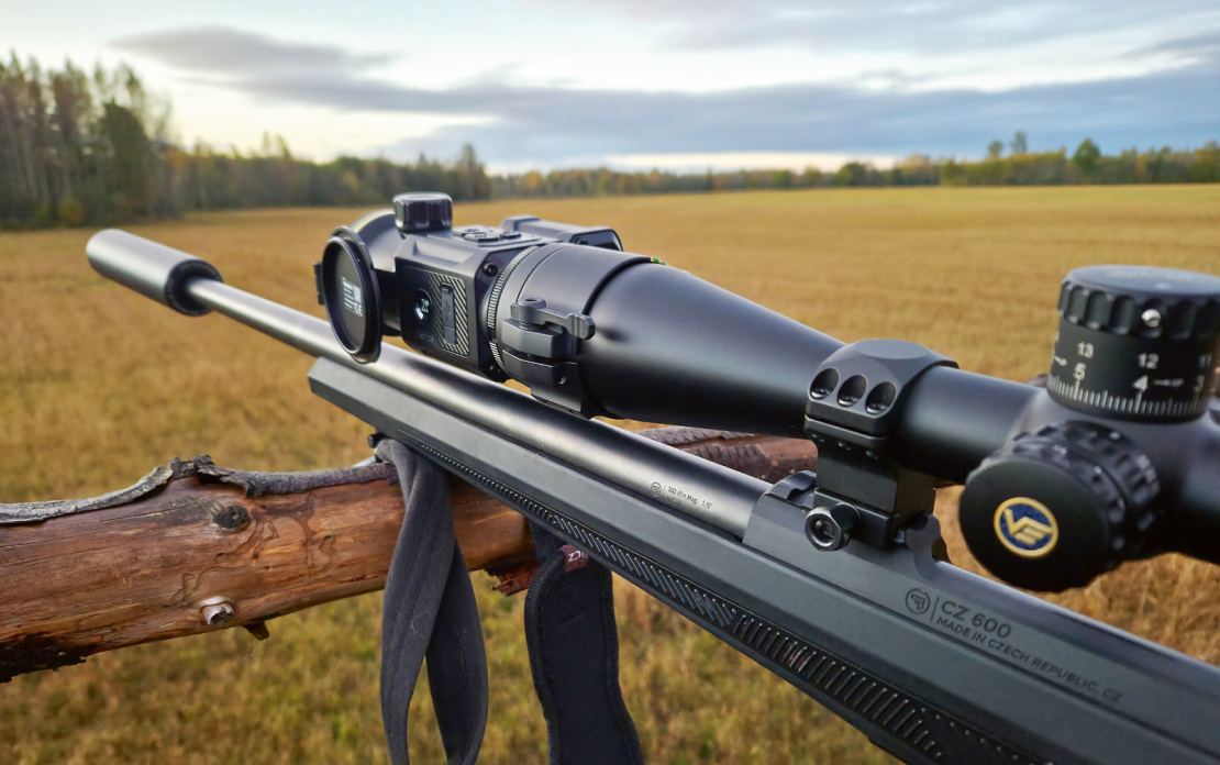 Uzlika uzmontēta uz tēmēkļa.