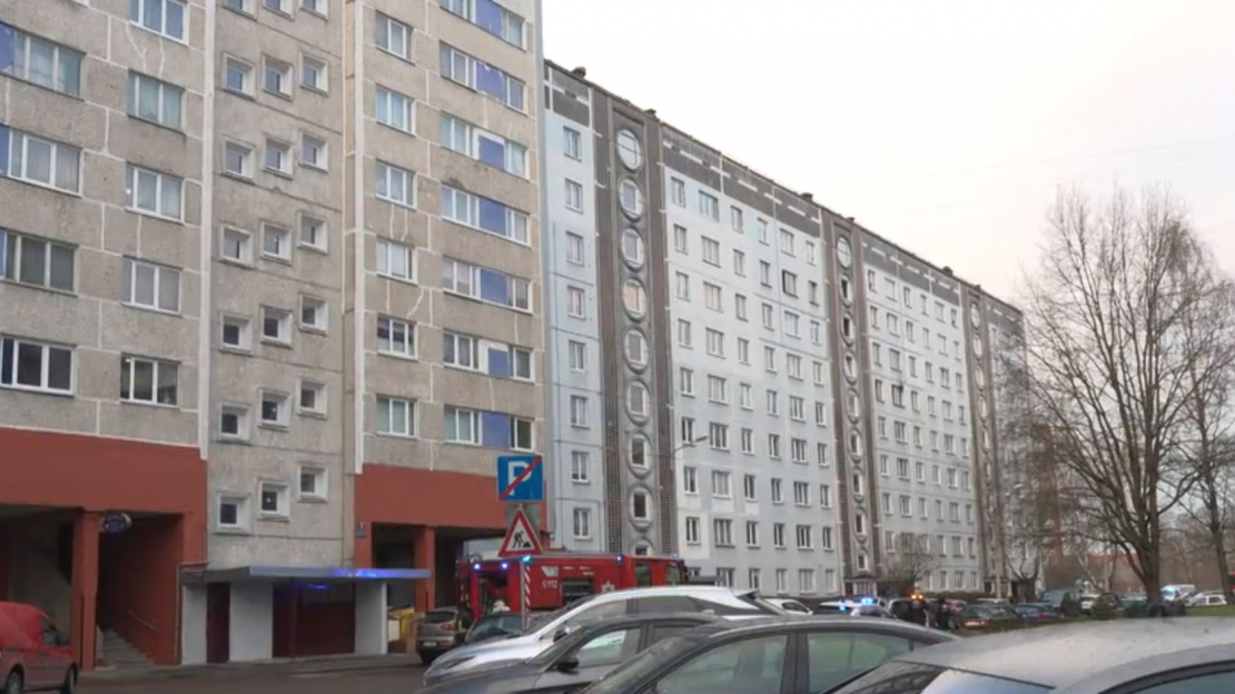 Ugunsgrēkā daudzdzīvokļu namā Pļavniekos iet bojā divi cilvēki.