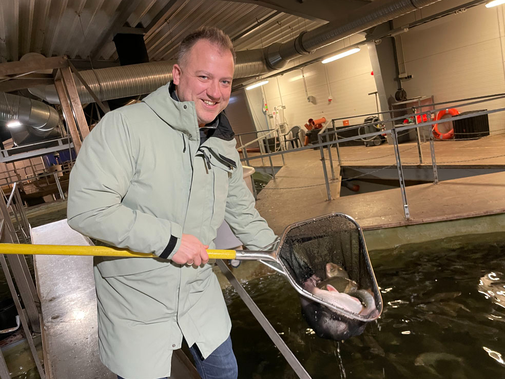 “Vēl kāds mēnesis jāpaaugas,” Lauris Apsis izvērtē Arktikas paliju svaru. Zivij jāsasniedz 1,5 kg, kad to pārved uz atpeldināšanas
baseinu, un pēc divām nedēļām aizceļo pie patērētājiem.