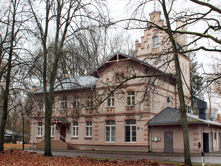 Starpkaru periodā nozīmīga bija Dr. L. Šēnfelda nervu slimnieku un garā vājo privātslimnīca Atgāzenes ielā (1934. gadā nosaukta par “Torņkalna privāto nervu slimnīcu un sanatoriju”) un Dr. A. Šēnfelda nervu un garā slimo slimnīca “Atgāzene”, ko atklāja 1933. gadā Vienības gatvē.