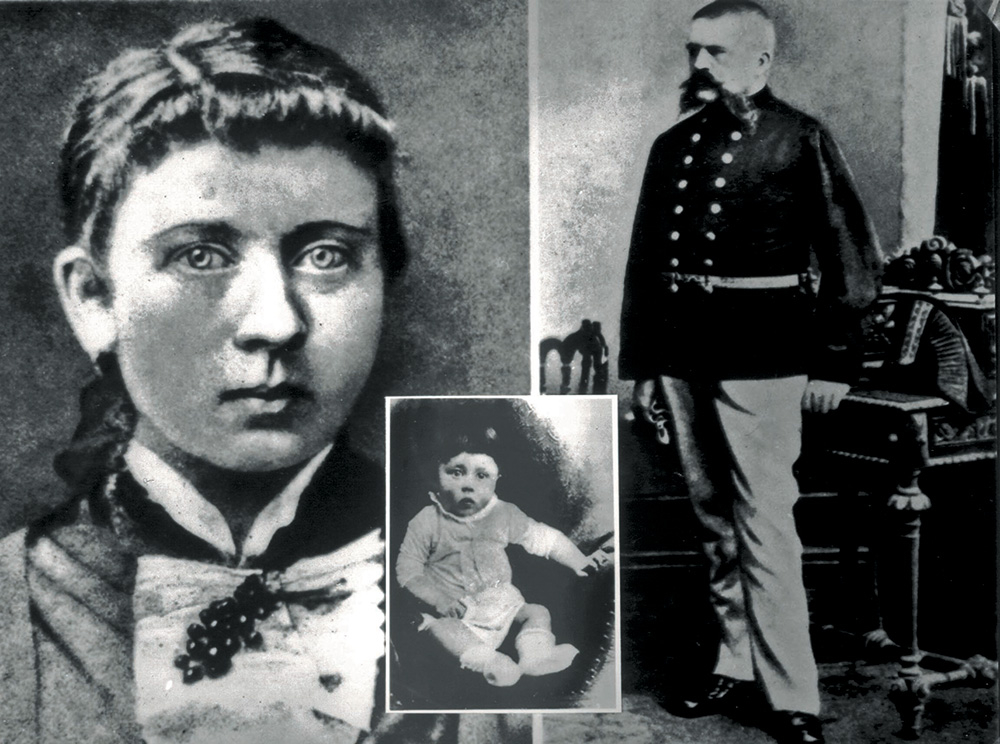 Mazais Ādolfs un viņa vecāki Klāra un Aloizs Hitleri.