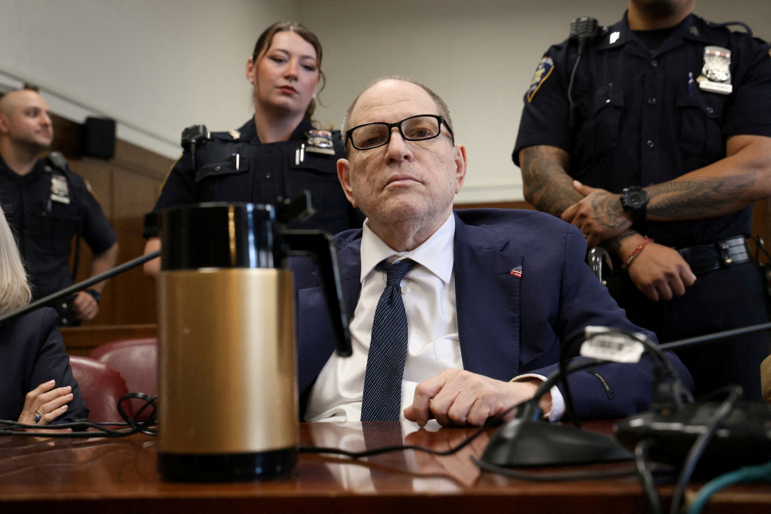 Bijušais Holivudas filmu producents Hārvijs Vainstīns Manhetenas krimināltiesā 2025. gada 12. jūnijā.