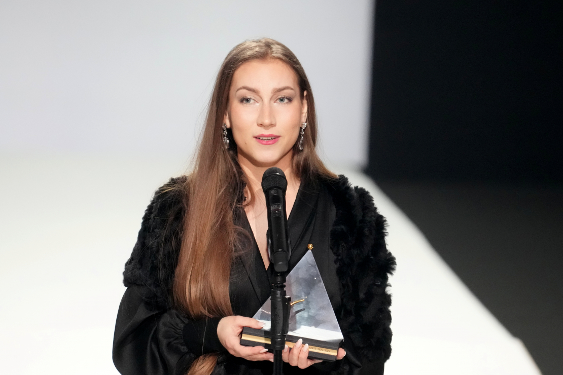 ''Spēlmaņu nakts'' nominācijas ''Gada jaunais skatuves mākslinieks'' ieguvēja Annija Kristiāna Ādamsone par lomu izrādē "Hofmaņa Stāsti" "Spēlmaņu nakts'' apbalvošanas ceremonijā Dailes teātrī.