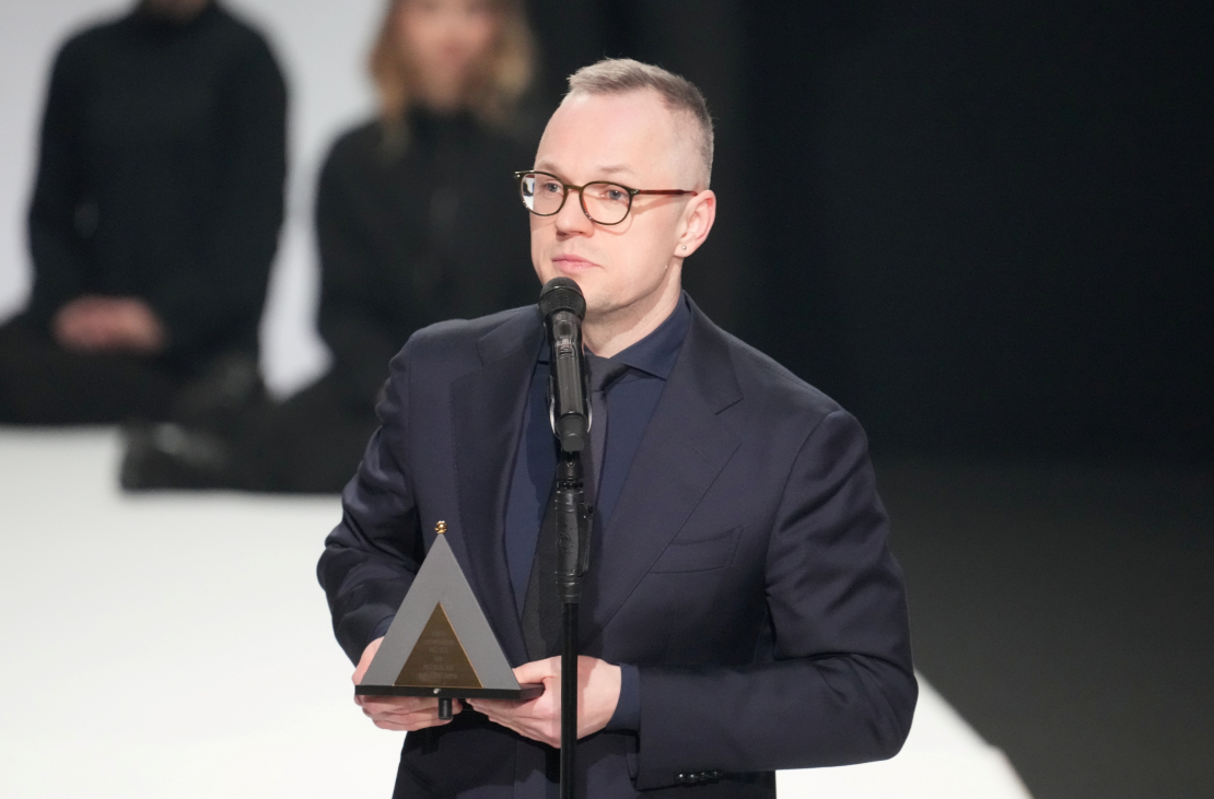 ''Spēlmaņu nakts'' nominācijas ''"Gada jaundarbs mūzikā vai muzikālais noformējums'' ieguvējs komponists Edgars Raginskis "Spēlmaņu nakts'' apbalvošanas ceremonijā Dailes teātrī.