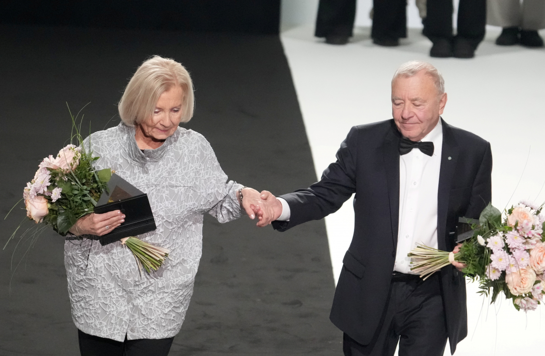 "Spēlmaņu nakts" balvas par mūža ieguldījumu skatuves mākslā ieguvēji Mihaila Čehova Rīgas Krievu teātra aktieris Jakovs Rafaļsons un Liepājas teātra aktrise Aina Karele "Spēlmaņu nakts'' apbalvošanas ceremonijā Dailes teātrī.