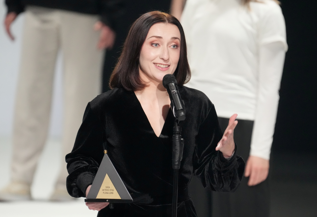 "Spēlmaņu nakts'' balvas ieguvēja nominācijā ''Gada otrā plāna aktrise'' Jana Ļisova par lomu Latvijas Nacionālā teātra izrādē ''Ilgu tramvajs'' ''Spēlmaņu nakts apbalvošanas ceremonijā Dailes teātrī.