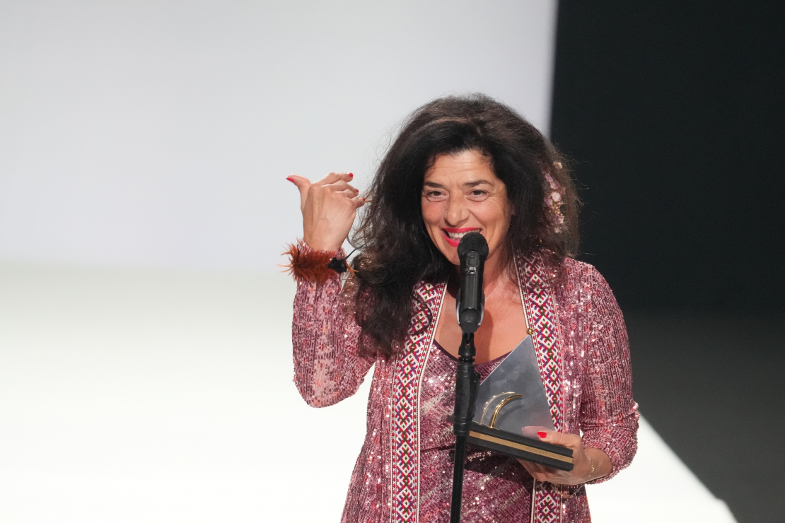 ''Spēlmaņu nakts'' nominācijas "Gada lielās formas izrāde" balvas ieguvēja režisore Ola Mafālani par Dailes teātra iestudējumu "Dzen savu arklu pār mirušo kauliem" "Spēlmaņu nakts'' apbalvošanas ceremonijā Dailes teātrī.