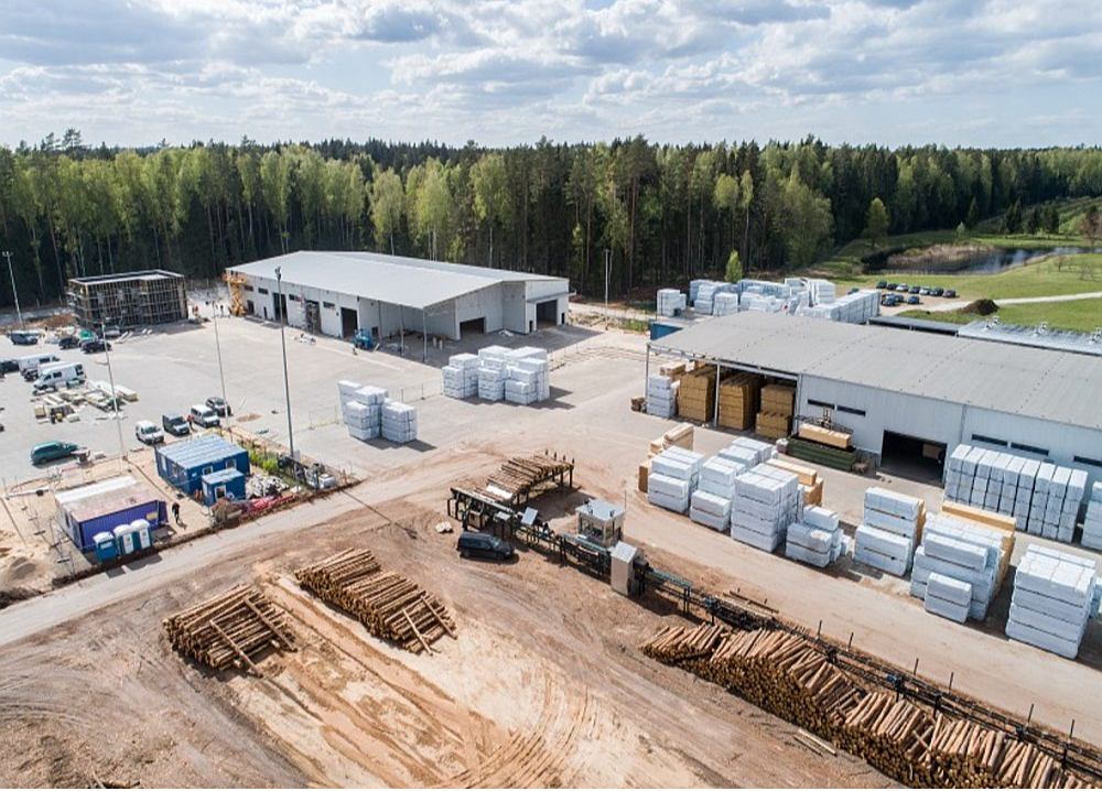 Ogres rūpnīcas pirmās kārtas ražošanas platība būs 14 500 kvadrātmetru, ražošanas jauda plānota 50 000 kubikmetru finiera gadā, kā arī tiks radītas 50 jaunas darba vietas.