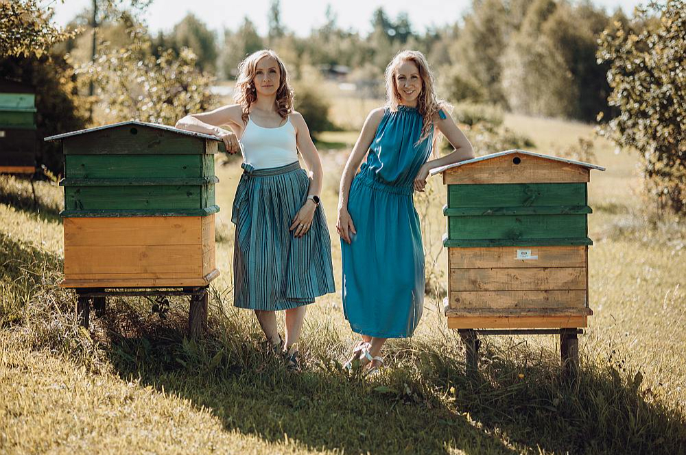 "Ir izveidojies stabils klientu loks, cilvēki veic atkārtotus pirkumus – iepērkas astoto, desmito un pat divdesmito reizi," ir gandarītas uzņēmuma un zīmola "Apimi" radītājas – māsas Madara Feldmane (pa labi) un Ieva Boginska.