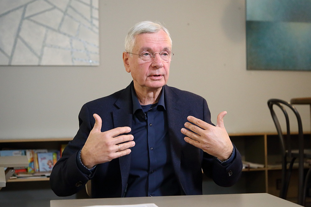 Kārlis Šadurskis: "Skola ir tas posms, kas veido mūsu nākotnes sabiedrību. Un tas taču ir absolūti nenormāli, ja mūsu jaunā paaudze nav spējīga latviski saprasties."