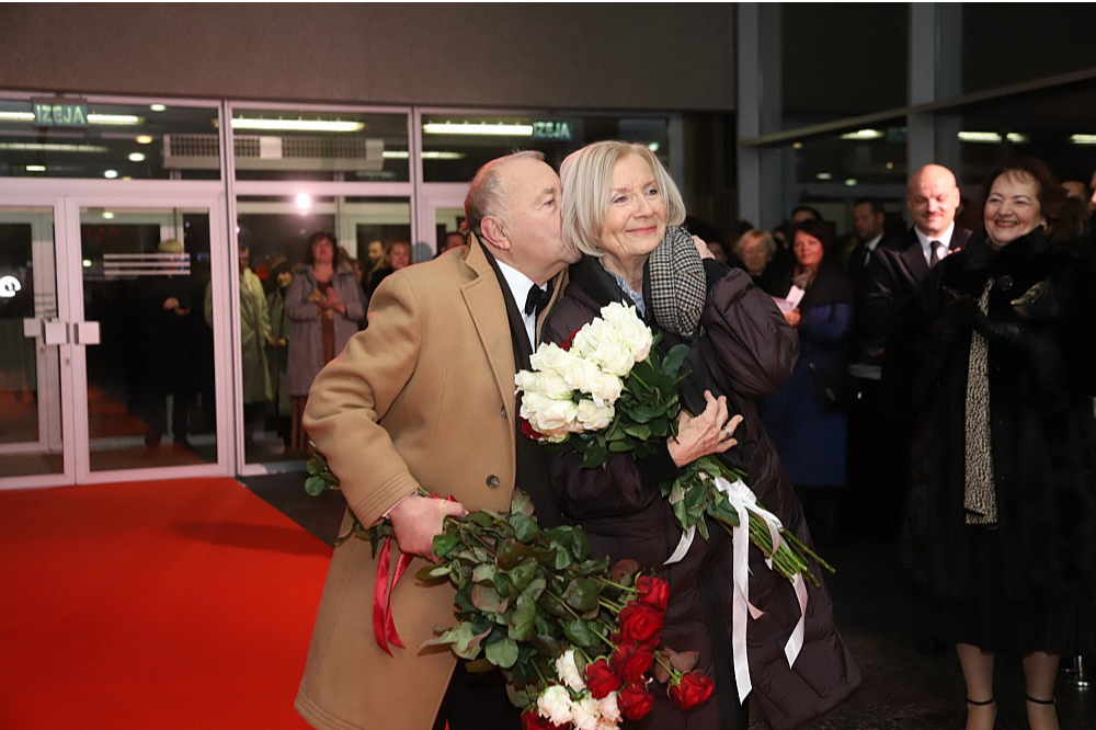 Par mūža ieguldījumu teātra mākslā balvu saņēma Liepājas teātra aktrise Aina Karele un M. Čehova Rīgas Krievu teātra aktieris Jakovs Rafaļsons.