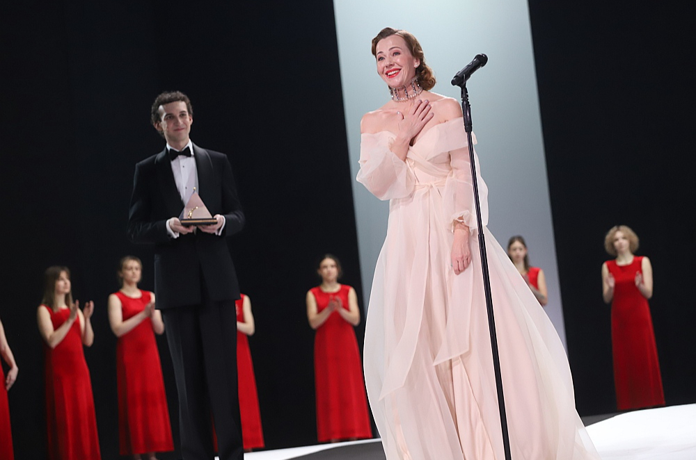 Gada aktrises balvu saņēma Maija Doveika par Blanšas lomu izrādē "Ilgu tramvajs" Latvijas Nacionālajā teātrī. Savā pateicības runā aktrise arī atzīmēja, ka "Spēlmaņu nakts" balvai nominēta jau septiņas reizes un beidzot sagaidījusi savu gandarījuma mirkli. "Tas, ko dara Maija Doveika, spēlējot Blanšu, ir vienkārši kaut kas neticams," sacīja žūrijas pārstāve.