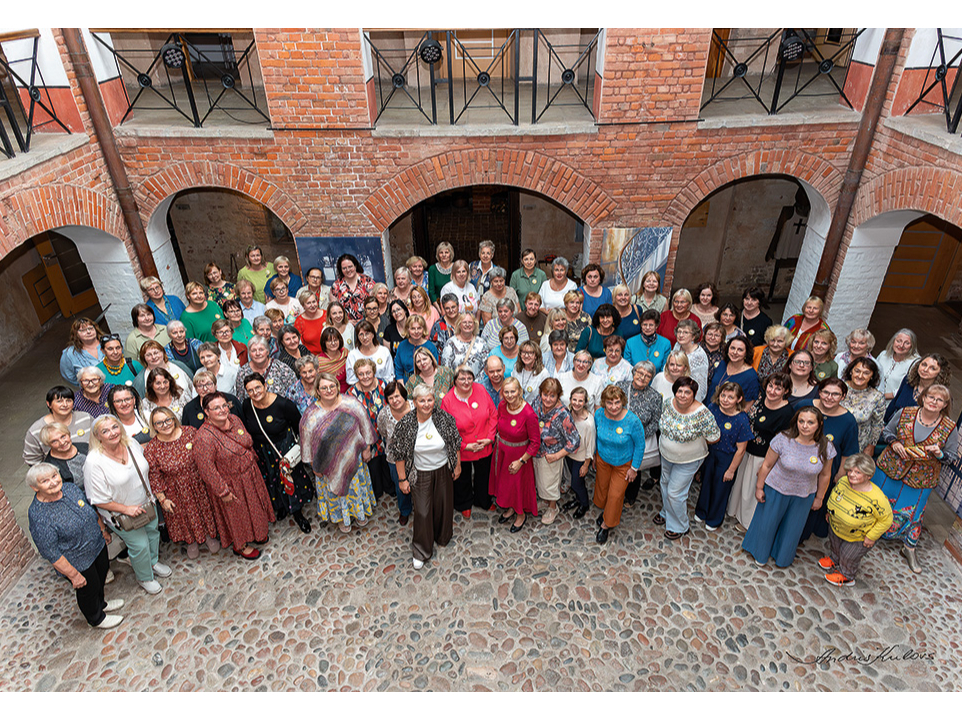 “Mūs vienoja neskaitāmas sarunas, idejas un kontakti, iedvesmojot un stiprinot rokdarbnieču sadarbību visā Kurzemē,” saka Astrīda Kinne.