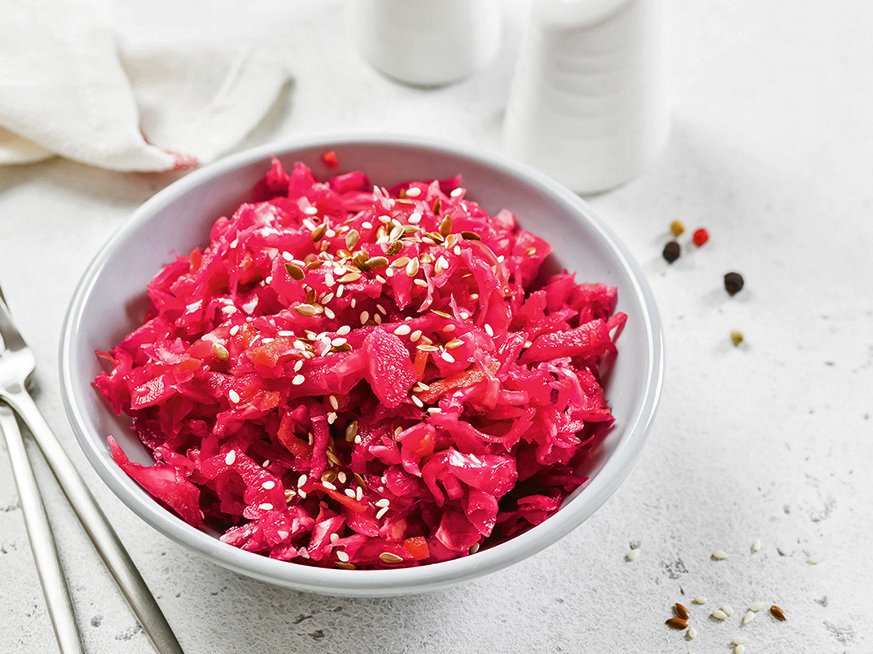 Skābu kāpostu un biešu salāti.