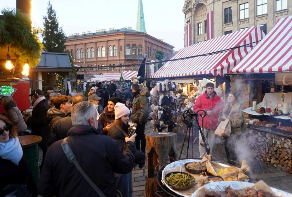 Ziemassvētku tirdziņš Doma laukumā, Rīgā. 