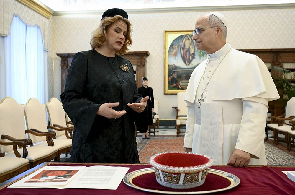 Latvijas Ministru prezidente Evika Siliņa Romas pāvestam Leonam XIV uzdāvinājusi Nīcas–Bārtas tautastērpa etnogrāfisko vainagu.