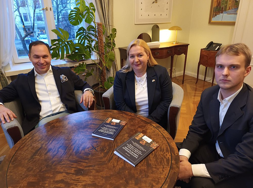 Ģeopolitikas pētījumu centra direktors Māris Andžāns (no kreisās), Latvijas Drošības un aizsardzības industriju federācijas valdes priekšsēdētāja Elīna Egle-Ločmele un pētījuma "Institucionālās inerces slazdā: Latvijas un Somijas aizsardzības industrijas politikas attīstība" autors Zintis Sils ir pārliecināti, ka Somija vienmēr ir bijis piemērs Latvijai aizsardzības politikas veidošanā.