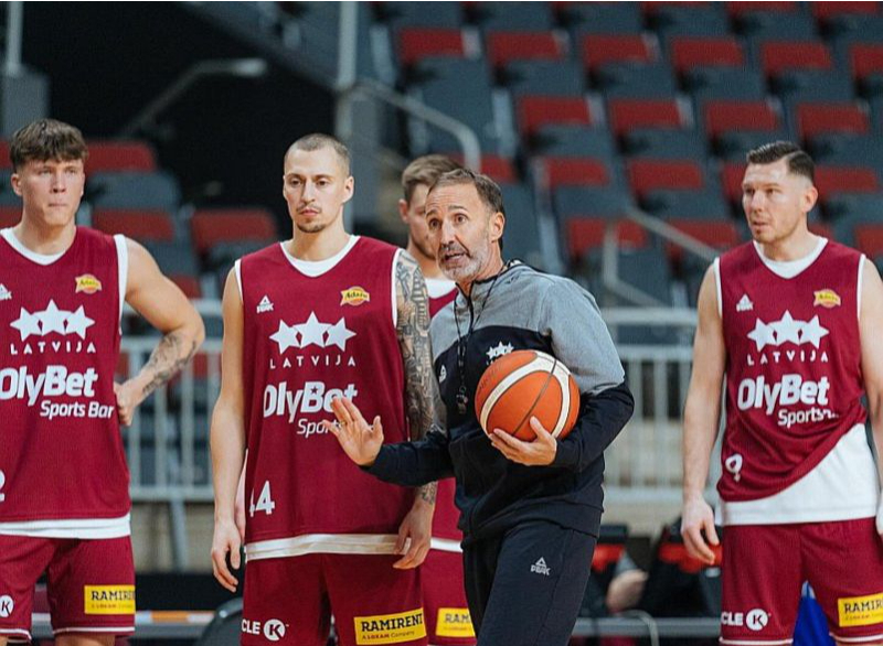 Sito Alonso padomus uzklausa Toms Leimanis. Fonā Dairis Bertāns (no labās), kuram spēle pret Nīderlandi būs pēdējā izlasē, un potenciālais debitants Ričards Aizpurs. "Daira ieguldījums izlasē ir fenomenāls, palīdzējis visiem iekļauties, labākais kapteinis, ko es zinu, no treneriem arī esmu dzirdējis – tev jābūt kā Dairim Bertānam," izlases ilggadējā spēlētāja devumu novērtē Aizpurs, kurš vēl nav sasniedzis pilngadību, bet jau fiziski ir gana nobriedis, lai spētu iekļauties pieaugušo basketbolā.